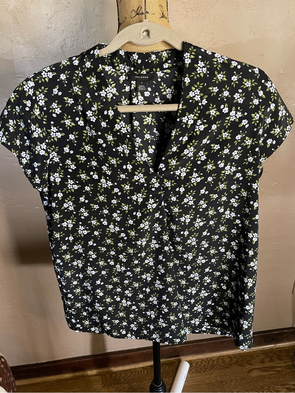 Halogen Black Blue Floral V-Neck Cap Sleeve Blouse Small